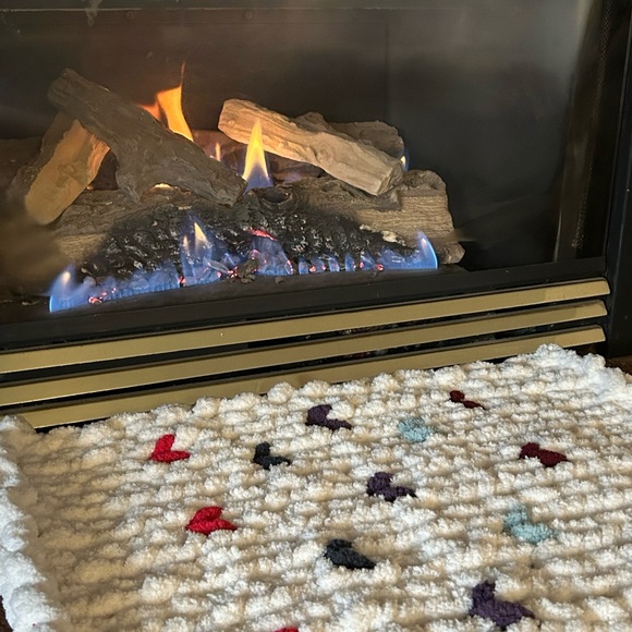 Handmade chunky knit Cream coloured pet bed with multi coloured hearts - Picture 3 of 5